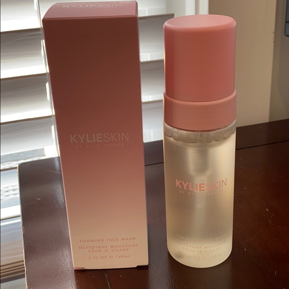 Kylie Skin FOAMING FACE WASH